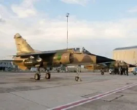 Kaddafi, halkını bombalıyor