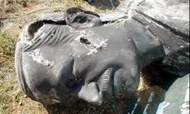 Hafız Esad heykeli yerle bir; darısı Türkiye’dekilere