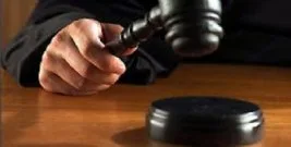 “İstiklal Marşı” okunurken ayağa kalkmadı diye hapis cezası aldı