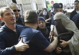 Fransa’da peçe yasağı zulmü başladı