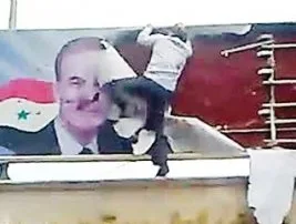 Hama’da Baas sembolleri yerle bir (Video)