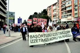 İzmit’te binlerce kişi başörtüsü için yürüdü