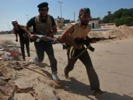 Kaddafi birlikleri teslim oldu, Trablus düştü