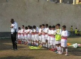 Futbol efsanesi, miniklere namaz kıldırıyor