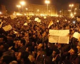 Mısır’da yüz binler askeriyeyi protesto ediyor