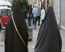 Örtülü anne veli toplantısına alınmadı