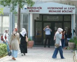 Başörtülü öğrenciyi engelleyen profesöre hapis