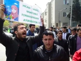 Azerbaycan’da ortaokuldaki yasağa direniş sürüyor