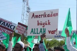 Müslüman gençler İncirlik Üssü’ne yürüdü