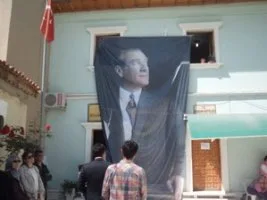 “Kutlu Doğum” için camiye M. Kemal posteri astılar