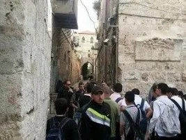 İşgal askerleri Mescid-i Aksa’yı bastı: 30 yaralı