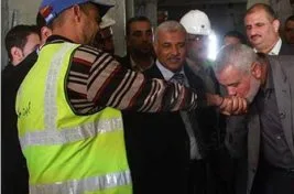 Başbakan İsmail Heniye, işçinin elini öptü