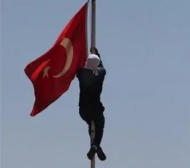 PKK’dan Diyarbakır’da bayrak provokasyonu