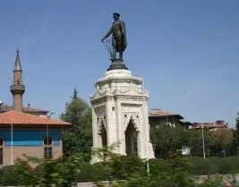 Bilmece: Atatürk heykelinin Konya’ya niçin sırtı dönüktür?