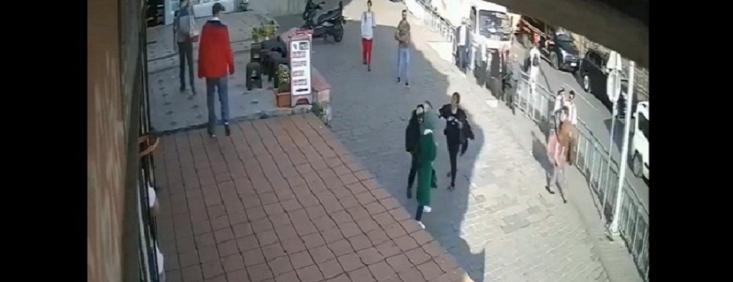 İstanbul’da başörtülü hanıma, İslam düşmanı saldırı (VİDEO – HABER)