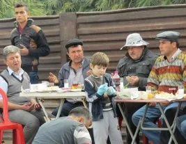 Alkol masasında dua ‘yuh’ dedirtti