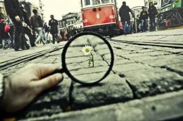 Tren yolunda oynamak