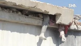 Bombardımanda enkaz altında kalan Suriyeli kadın (VİDEO)