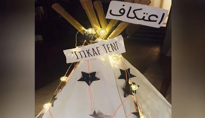 Çocukları için itikâf çadırı kurdu