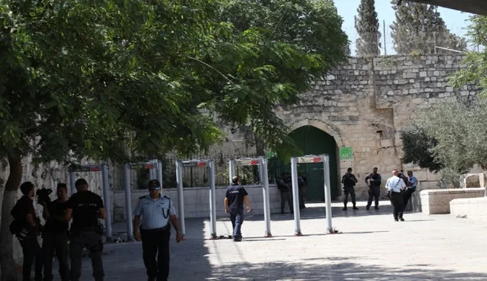 İşgal polisi Aksa’nın kapılarına metal dedektörleri kurdu