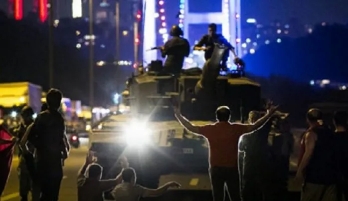 Yalnız darbeye değil, demokrasiye de tekbirle direnmeli