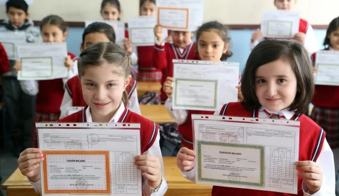 Kaç kişi karnenin sağ tarafına bakıyor