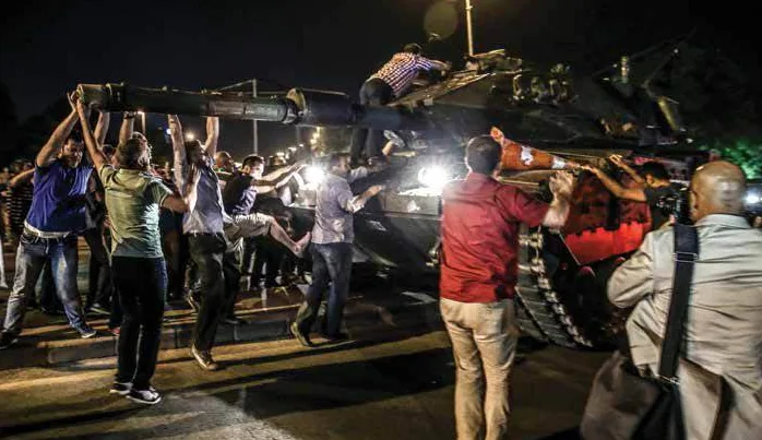 Yalnız darbeye değil, demokrasiye de tekbirle direnmeli