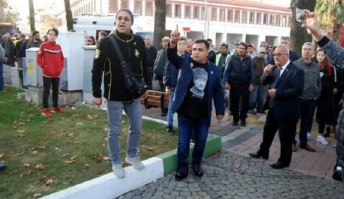 Siren 6 dakika önce çaldı, saygı duruşu kaza edildi!