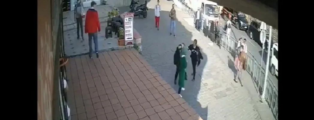 İstanbul’da başörtülü hanıma, İslam düşmanı saldırı (VİDEO - HABER)