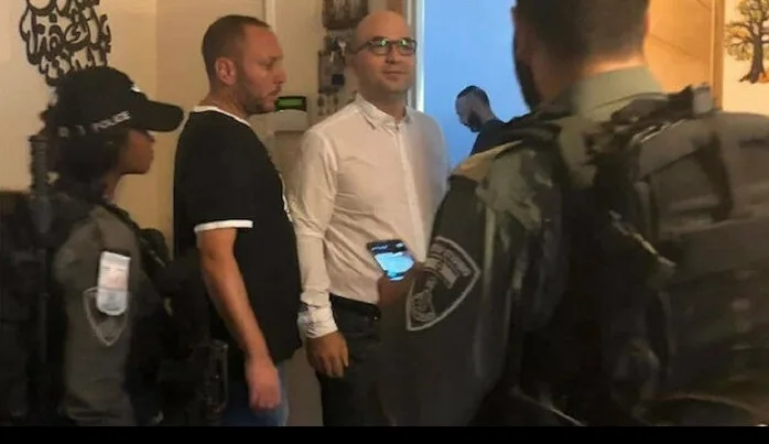 İşgalci İsrail, Filistinli bakana gözaltında kullanılmış “tıbbi maske” taktırdı