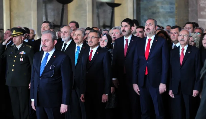 Ayin mantığını çağrıştıran tören saplantısını evlere taşıma işgüzarlığı