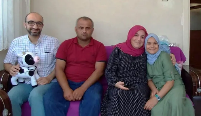 Görme engelli kadının okuma azmini gördü, özel telefon hediye etti