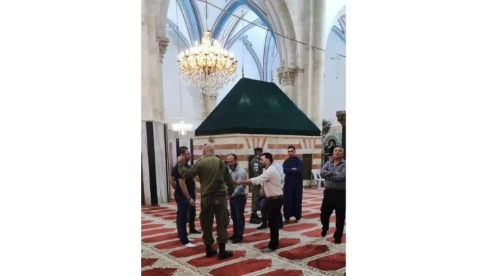 Siyonist işgal askerleri, ayakkabılarıyla Hz. İbrahim Camii’ni bastı