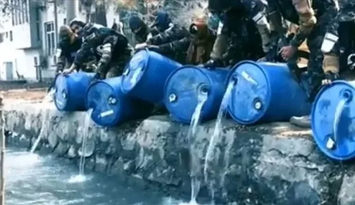 Taliban yönetimi 3 ton içkiyi nehre döktü
