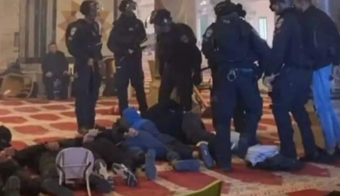 Siyonist işgal polisinden Mescid-i Aksa’ya kanlı baskın