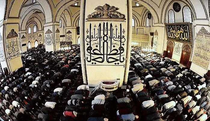 Zihniyet nasıl değişir? Camide ibadet önceliği yerini nasıl eğlenceye bırakır?