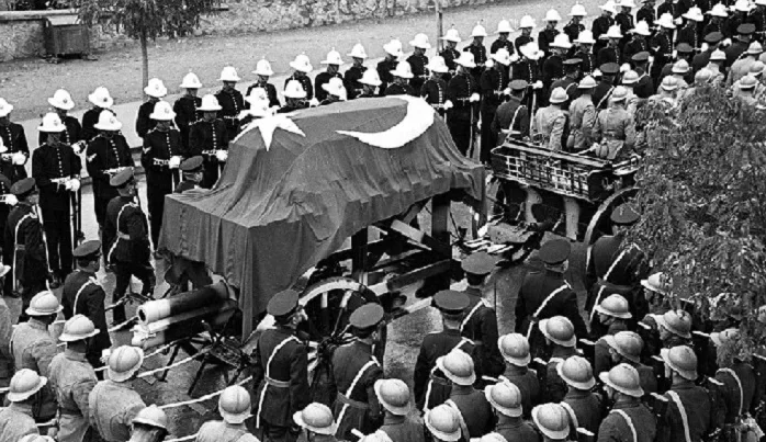 Ve Kemalistlerin İlahı Atatürk ölür