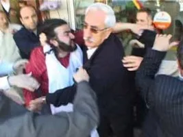 <STRONG><FONT size=2>Darbecilere&nbsp;hoşgörü, başörtüsü eylemcisine coplu müdahale</FONT></STRONG>