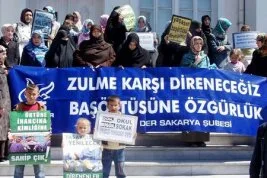 <STRONG>Eylemlerin ortak dili: Başörtüsü onurumuz, koruyacağız</STRONG>