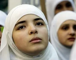 <SPAN style=“FONT-WEIGHT: bold; FONT-SIZE: 16px”><FONT size=2>Danimarka’da yeni provokasyon: Genç kızlar isyan edin, başörtüsünü atın</FONT></SPAN>