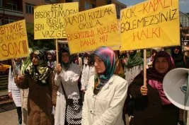 <STRONG>“Zulme karşı, başörtümüzü de namazımızı da savunacağız”</STRONG><BR>&nbsp;<BR>&nbsp;<BR>&nbsp;