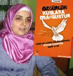 Başörtüsü yasağı tiyatroda&nbsp;sorgulanacak&nbsp;&nbsp;